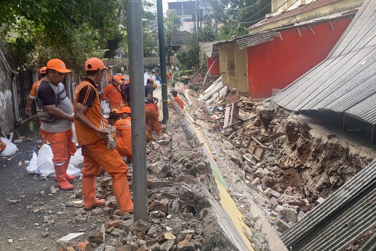 Tembok SDN 8 Tebet Barat Roboh, Para Siswa Belajar Daring