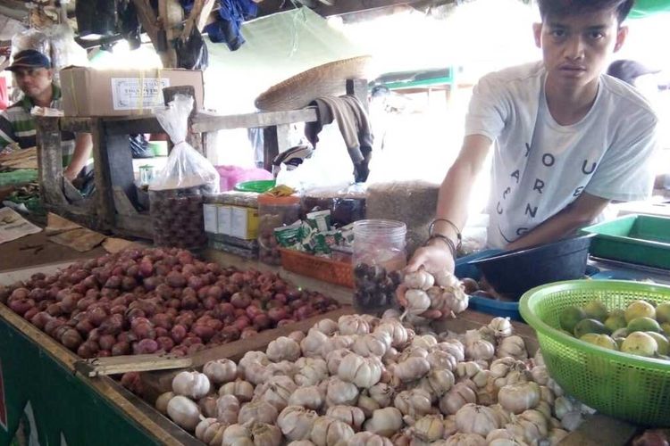 Pedagang bawang putih mengeluh mahalnya harga dan pasokannya berkurang pasca penghentian impor dari China di Pasar Induk Cikurubuk Kota Tasikmalaya, Jumat (14/2/2020).