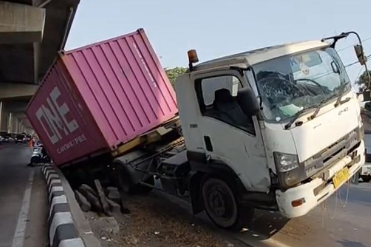 15-Ton Container Truck Gets Stuck in Cakung East Jakarta, 2 Tow Trucks Unable to Evacuate