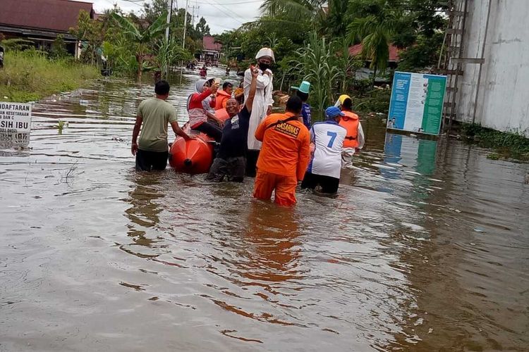 Personel BPBD Kabupaten Melawi, Kalimantan Barat, melakukan evakuasi warga terdampak banjir.  Kapolres Melawi AKBP Tris Supriadi mengatakan, banjir setinggi 2 meter yang merendam tiga kecamatan telah mengakibatkan akses transportasi terputus. Akses transportasi dari dan ke Kecamatan Nanga Pinoh hanya bisa dilalui sepeda motor roda dua, itu pun harus dinaikkan ke atas rakit.