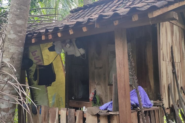 Kondisi rumah kecil mirip kandang yang ditempati S alias A (55), di Pedukuhan Sindon, Kalurahan Hargorejo, Kabupaten Kulon Progo, Daerah Istimewa Yogyakarta.