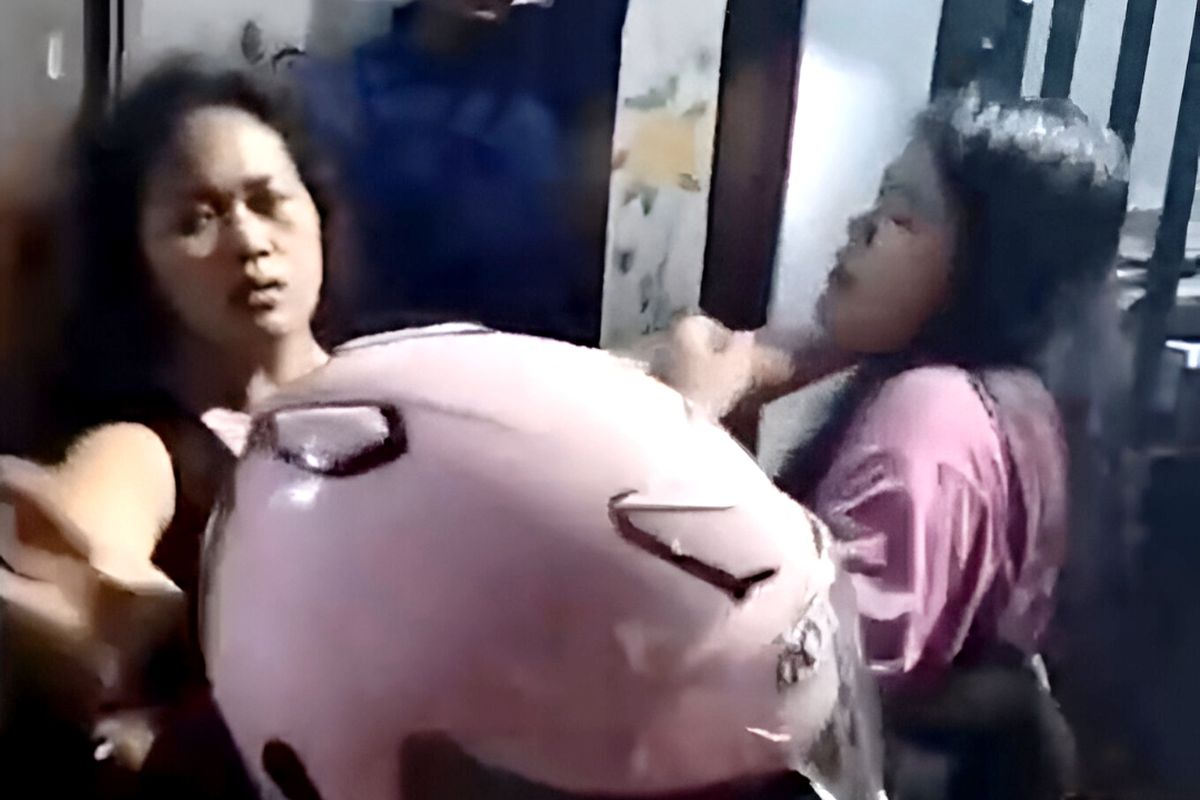 Tangkapan layar video yang menunjukkan kericuhan antara korban investasi dengan seorang perempuan pemilik rumah di Sidoarjo, Jawa Timur.