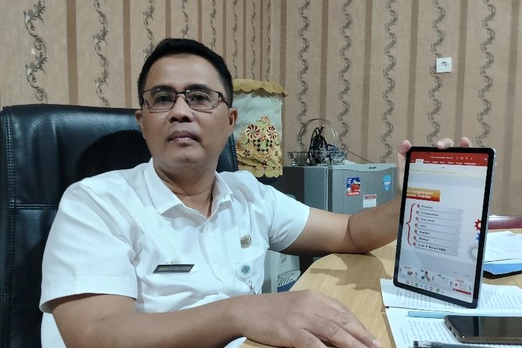 Kepala Dinas Perindustrian dan Tenaga Kerja  Brebes, Warsito Eko Putro menunjukan data faktor yang mempengaruhi terjadinya tingkat pengangguran terbuka (TPT) tertinggi di antara 35 kabupaten/kota di Jawa Tengah, di kantornya, Rabu (8/11/2023)