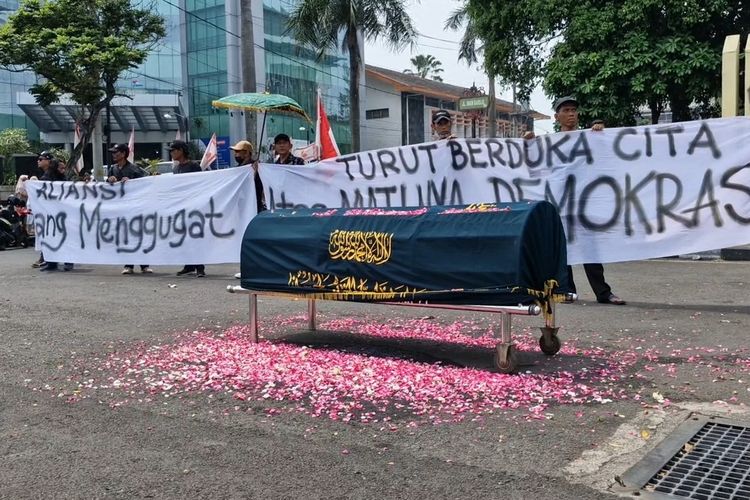 Protes RUU Pilkada, Warga Semarang Gelar Aksi Duka Bawa Keranda dan Taburkan Bunga sambil Baca Tahlil