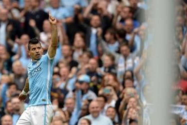 Striker Manchester City, Sergio Aguero, merayakan gol ke gawang Chelsea pada laga Premier League di Stadion Etihad, Manchester, Minggu (16/8/2015).