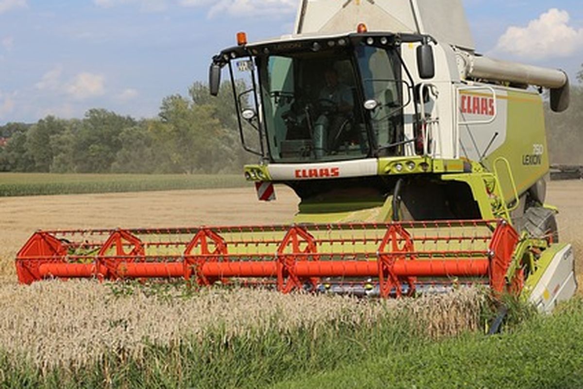 Ilustrasi mesin combine harvester