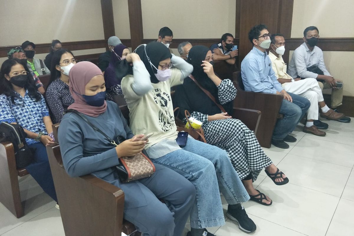 Sejumlah orangtua korban kasus gagal ginjal akut pada anak menunggu dimulai sidang gugatan class action di Pengadilan Negeri Jakarta Pusat, Selasa (17/1/2023).