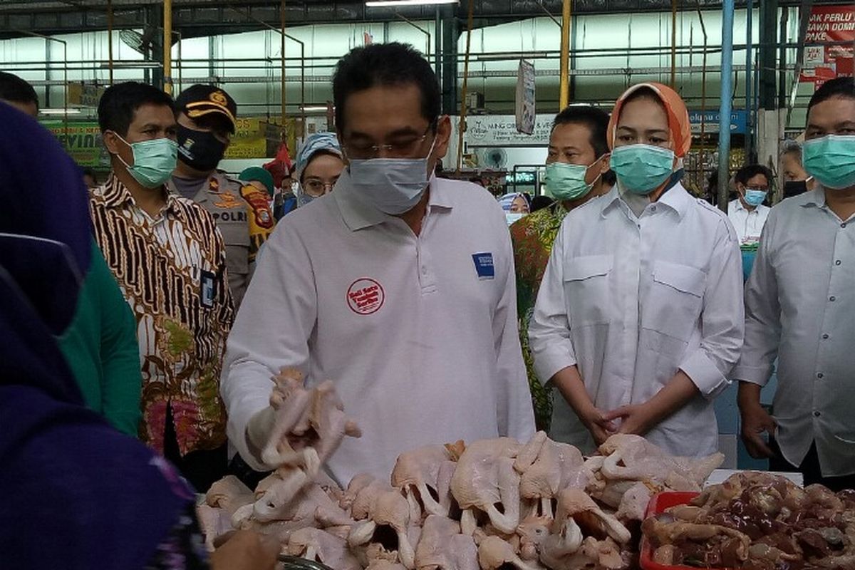Menteri Perdagangan Agus Suparmanto didampingi Wali Kota Tangerang Selatan Airin Rachmi Diany mendatangi pasar Modern BSD yang berlokasi di Jalan Letnan Soetopo, Serpong, Tangerang Selatan, Sabtu (23/5/2020). Kedatangan bertujuan meninjau harga pangan yang meroket ditengah Covid-19 dan menjelang lebaran. 