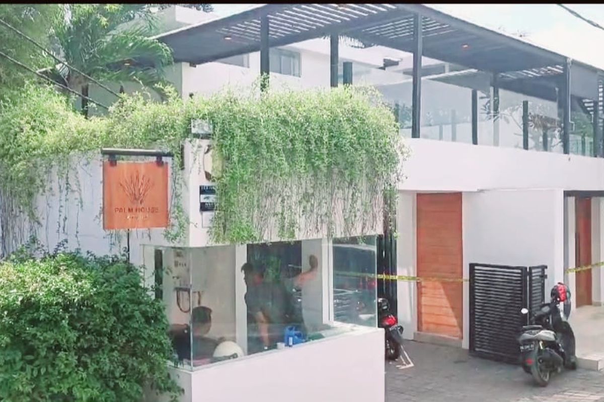 Sebuah vila di wilayah Tambak Bayuh, Kecamatan Mengwi, Kabupaten Badung, Bali, dipasang garis polisi usai menjadi lokasi penembakan terhadap warga negara Turkiye, TM. Kompas.com/ Yohanes Valdi Seriang Ginta