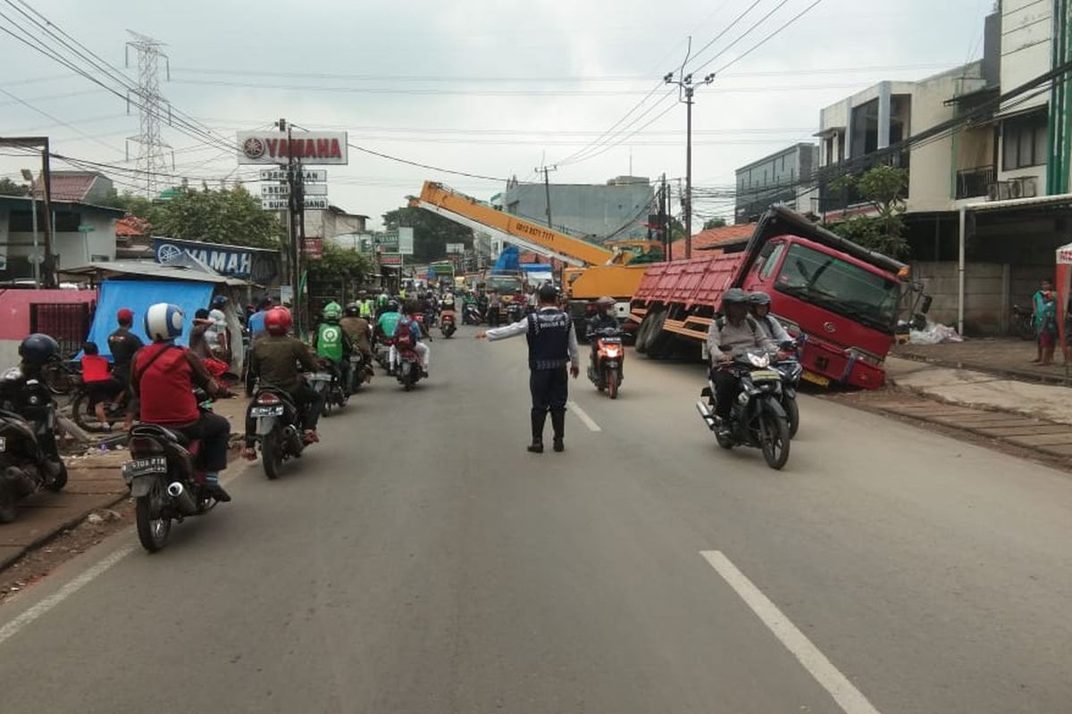 Truk bermuatan baja terperosok di Jalan Kyai Hasyim Asyari Kota Tangerang, Kamis (12/3/2020)