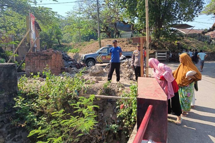 TKP pesepeda asal Lombok Barat, NTB, meninggal terjatuh ke dalam sungai, Kamis (19/10/2/23)