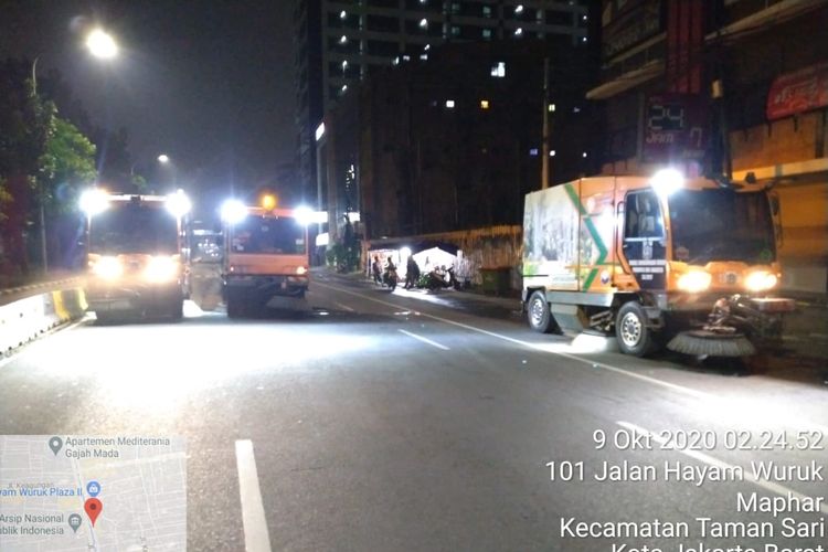 Suasana Bersih-Bersih Jalan Hayam Wuruk Pasca Unjuk Rasa tolak UU Cipta Kerja (8/10/2020).