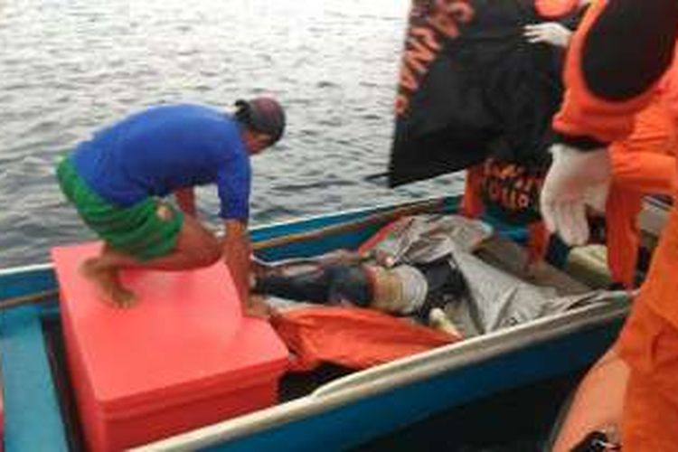 Proses evakuasi satu korban hilang yang ditemukan dalam keadaan meninggal dunia atas kecelakaan speedboat terbakar di perairan Jailolo, Kabupaten Halmahera Barat, Maluku Utara, Rabu (19/10/2016)  