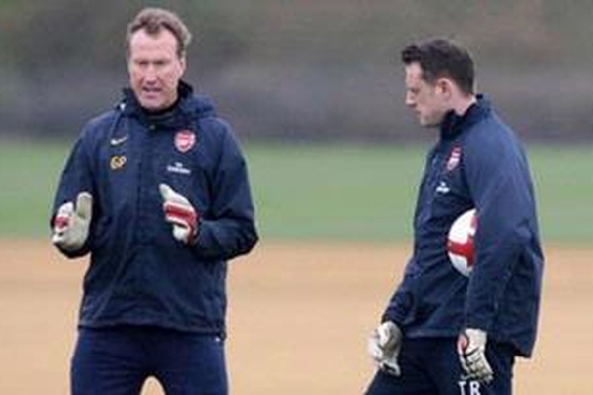 Dua pelatih kiper Arsenal, Gerry Peyton (kiri) dan Tony Roberts (kanan).