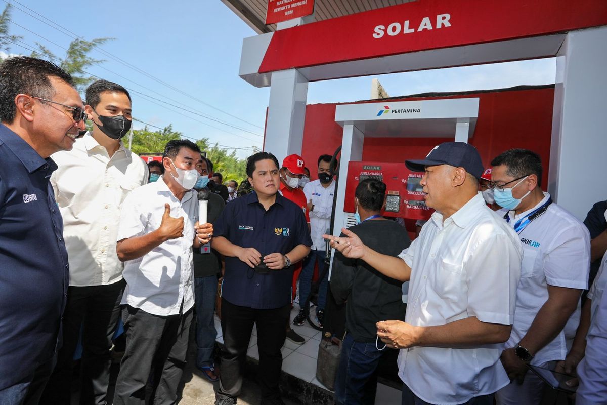 Menteri Koperasi dan Usaha Kecil Menengah (MenKopUKM), Teten Masduki dan Menteri BUMN, Erick Thohir pada acara Peresmian Inisiasi Program Solar Untuk Koperasi (Solusi) Nelayan KUD Mino Saroyo, di Cilacap, Jawa Tengah, Sabtu (17/9/2022)