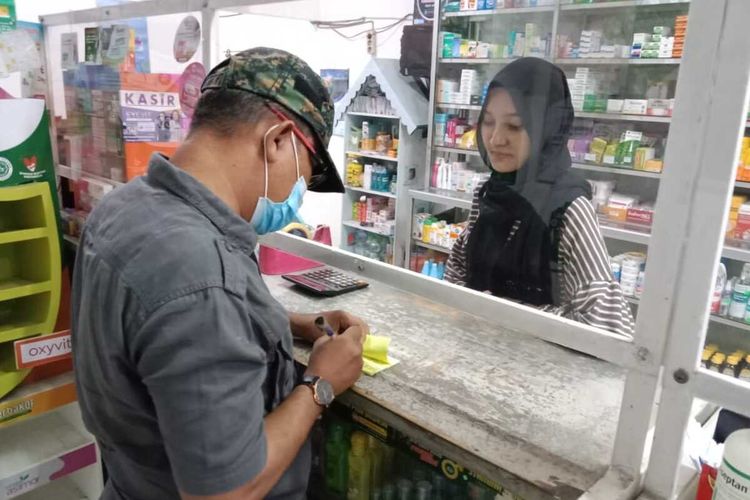 Anggota Ditnarkoba Polda Lampung mendatangi sejumlah apotek di Bandar Lampung, Sabtu (22/10/2022). Polisi mengambil obat-obat sirop yang telah ditarik peredarannya lalu dikembalikan ke distributor.