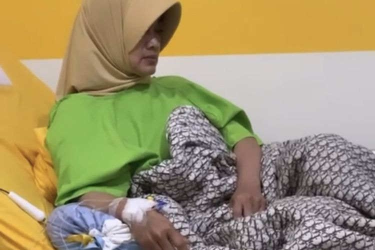 Kondisi terkini Ibu Sri Wulansih yang sudah bisa duduk. (Dikirim melalui pesan singkat video oleh Nia Anggia). 
