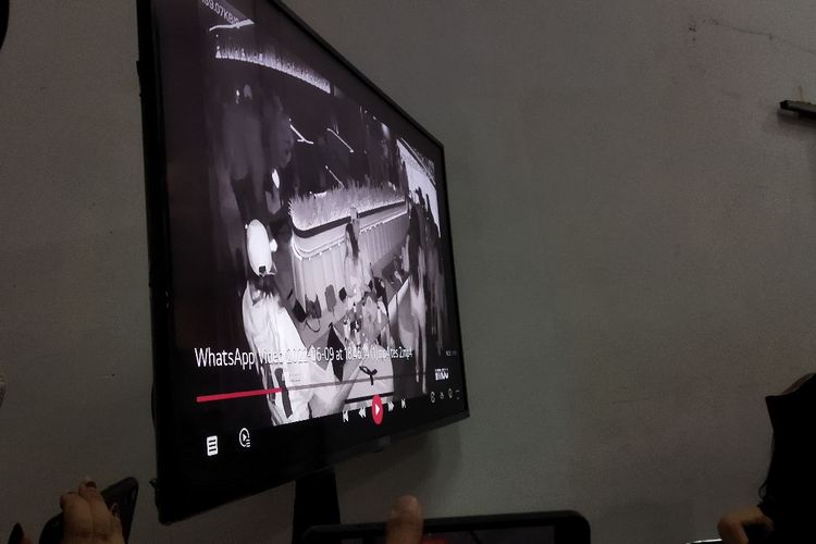 CCTV di Tempat Kejadian Perkara (TKP) yang diperlihatkan dalam sidang perkara penganiayaan dengan terdakwa Putra Siregar dan Rico Valentino, Kamis (30/6/2022). 