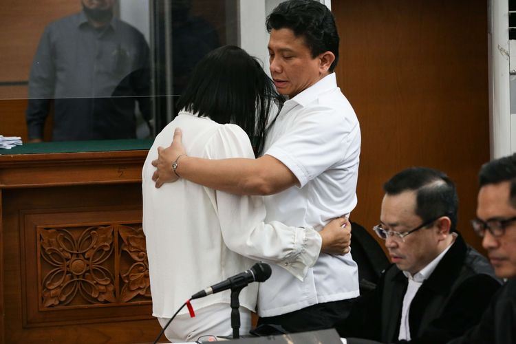 Terdakwa kasus pembunuhan berencana Nofriansyah Yosua Hutabarat (Brigadir J), Putri Candrawathi dan Ferdy Sambo berpelukan saat menjalani sidang di Pengadilan Negeri Jakarta Selatan, Selasa (8/11/2022). Jaksa Penuntut Umum menghadirkan 10 orang saksi pada persidangan kali ini.