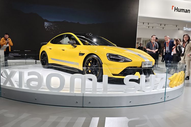 Xiaomi SU7 Ultra, mobil listrik tercanggih Xiaomi yang dipamerkan di MWC 2025. 
