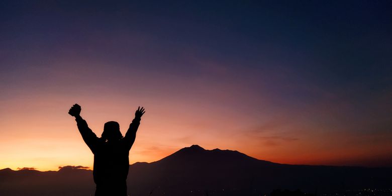 Seorang wisatawan tengah menikmati pemandangan Gunung Gede Pangrango detik-detik menjelang momen golden sunrise yang dilihat dari Desa Pasirjaya, Kecamatan Cigombong, Kabupaten Bogor pada Kamis (27/5/2021).