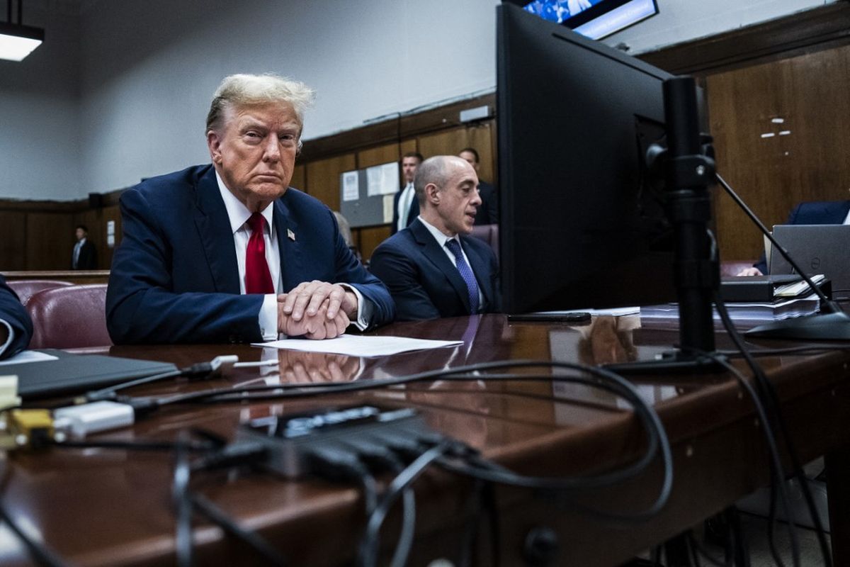 NEW YORK, NEW YORK - 15 APRIL: Mantan Presiden AS Donald Trump (C) muncul bersama tim hukumnya Todd Blanche, dan Emil Bove (R) menjelang dimulainya pemilihan juri di Pengadilan Pidana Manhattan pada 15 April 2024 di New York City. Mantan Presiden Donald Trump menghadapi 34 dakwaan kejahatan atas pemalsuan catatan bisnis dalam kasus kriminal pertama yang disidangkan.