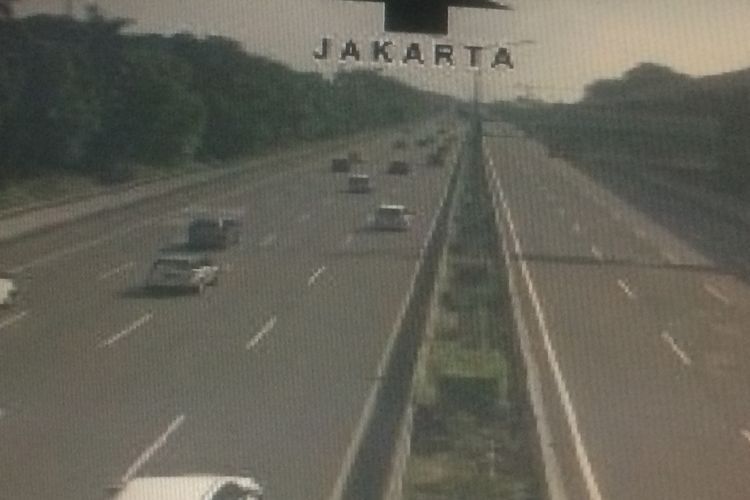 Kondisi arus tol Jakarta-Cikampek ruas Cikunir 3 Kilometer 9 ke arah Cikampek terlihat steril dari kendaraan persiapan diberlakukan one way, Selasa (19/6/2018).