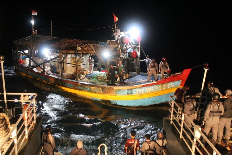 Badan Keamanan Laut (Bakamla) menangkap Kapal Ikan Asing (KIA) asal Vietnam di perairan Natuna Utara, Kepulauan Riau, Sabtu (12/12/2020), karena dicurigai melakukan penangkapan ikan ilegal.