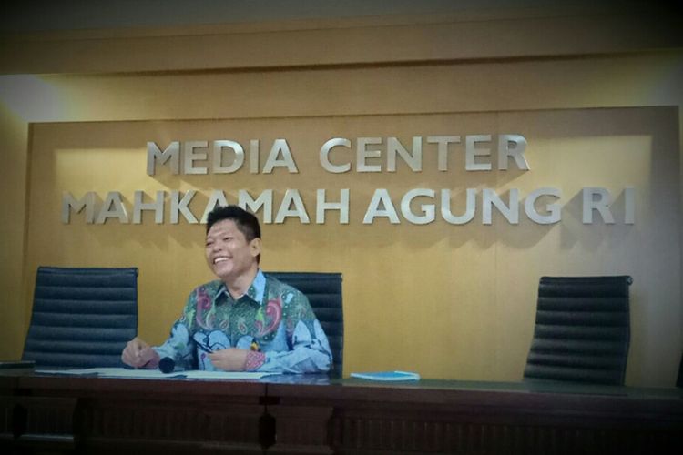 Kepala Biro Hukum dan Hubungan Masyarakat pada Mahkamah Agung (MA), Abdullah, di gedung MA, Jakarta, Jumat (6/10/2017).