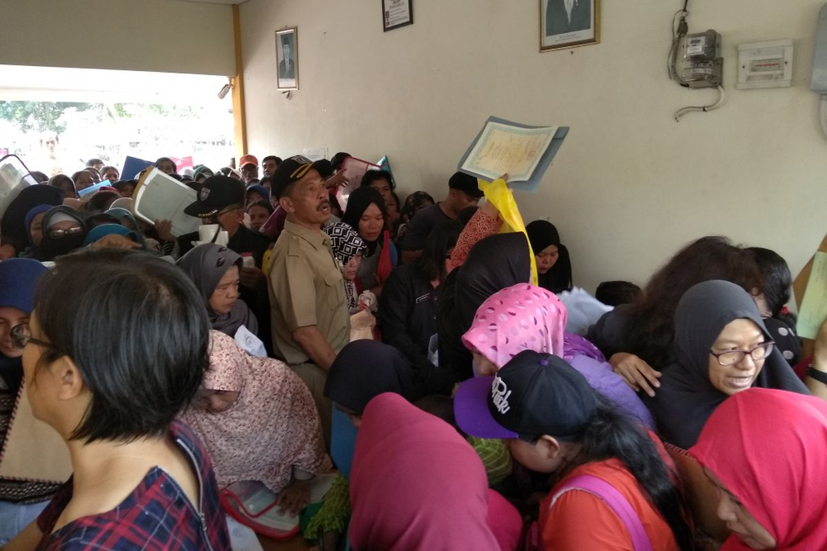 Ribuan warga kesal mengantre pendaftaran KIA di RPTRA Dahlia, Kelurahan Tengah, Jakarta Timur, Selasa (3/3/2018)