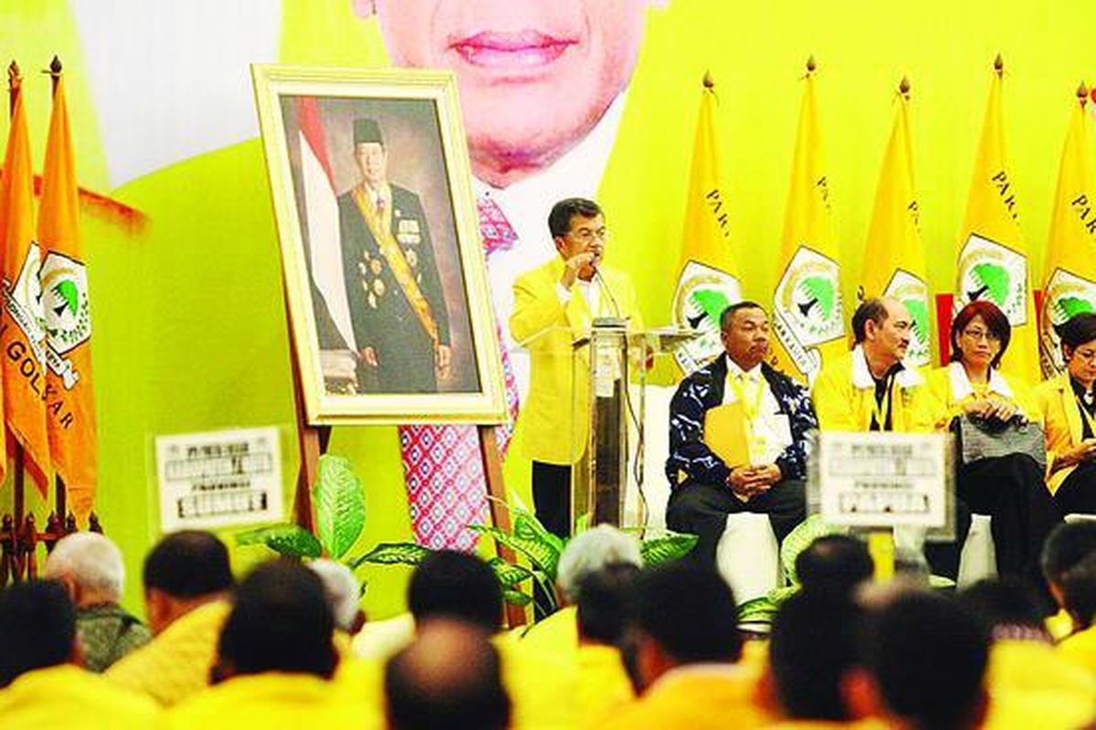 Ketua Umum DPP Partai Golkar M Jusuf Kalla menyampaikan laporan pertanggungjawaban sebagai ketua umum periode 2004-2009 pada lanjutan Musyawarah Nasional VIII Partai Golkar di Pekanbaru, Riau, Selasa (6/10).
