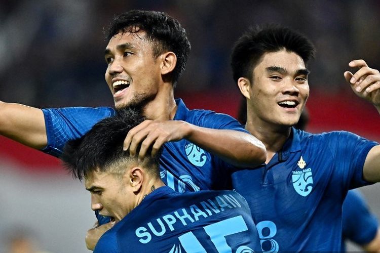 Teerasil Dangda merayakan gol bersama rekan setim dalam laga leg kedua semifinal Piala AFF 2022 antara Thailand vs Malaysia di Thammasat Stadium, Bangkok, 10 Januari 2023. (Photo by Lillian SUWANRUMPHA / AFP)