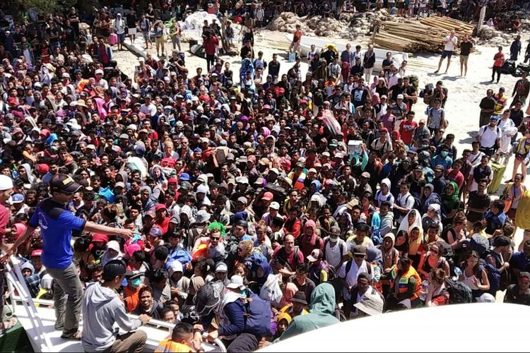 Foto handout yang diambil pada Senin, 6 Agustus 2018 menunjukkan ratusan wisatawan berkumpul di dermaga hendak meninggalkan Pulau Gili Trawangan yang terdampak gempa lombok. Kepala Pusat Data Informasi dan Humas BNPB Sutopo Purwo Nugroho lewat akun Twitternya, menyatakan ada 1.000 orang turis asing dan domestik dievakuasi dari Gili Trawangan.