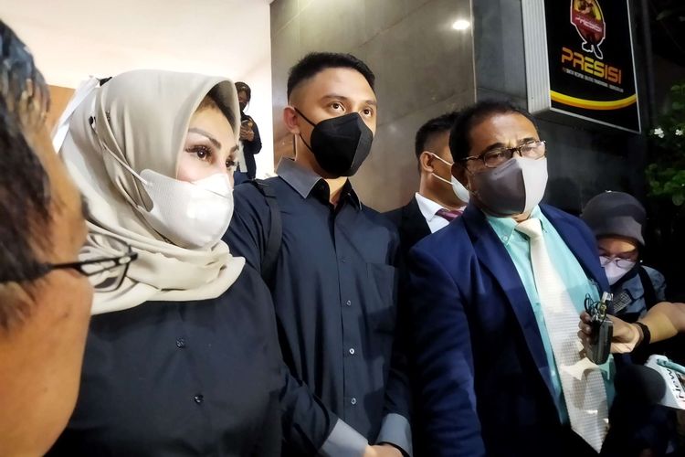 Terlapor Rafly Noviyanto Tilaar (tengah) bersama kuasa hukumnya usai menjalani pemeriksaan pertama kasus dugaan penggelapan, penipuan, dan pemalsuan surat CPNS di Direktorat Reserse Kriminal Umum Polda Metro Jaya pada Senin (11/10/2021).