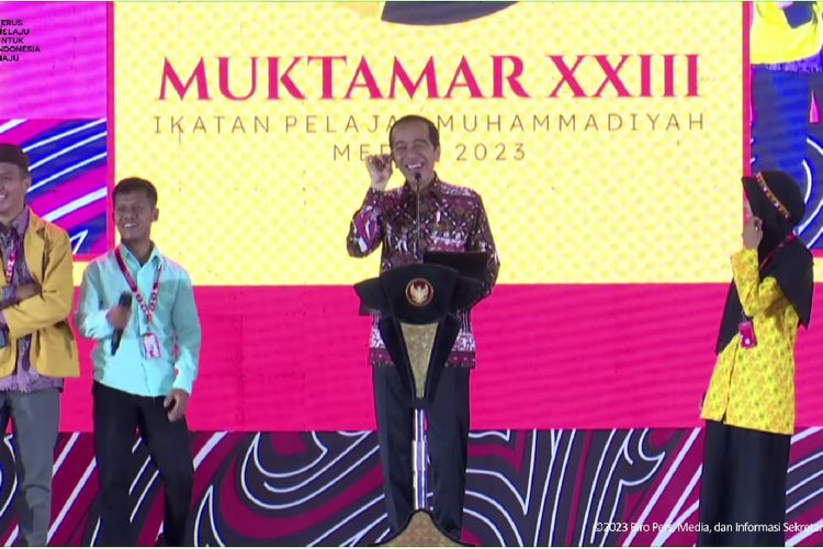 Presiden Joko Widodo tertawa saat bermain tebak-tebakan dalam acara Muktamar ke-XXIII Ikatan Pelajar Muhammadiyah (IPM) di Deli Serdang, Sabtu (19/8/2023).