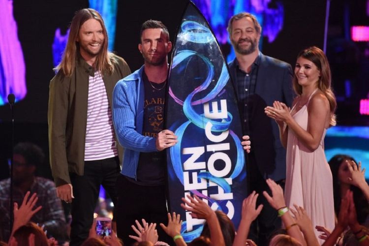 Adam Levine (kedua dari kiri) and James Valentine (kiri) dari Maroon 5 menerima penghargaan Decade Award dari Judd Apatow (kedua dari kanan) di panggung Teen Choice Awards 2017 di Galen Center, Los Angeles, California, Minggu (13/8/2017). 