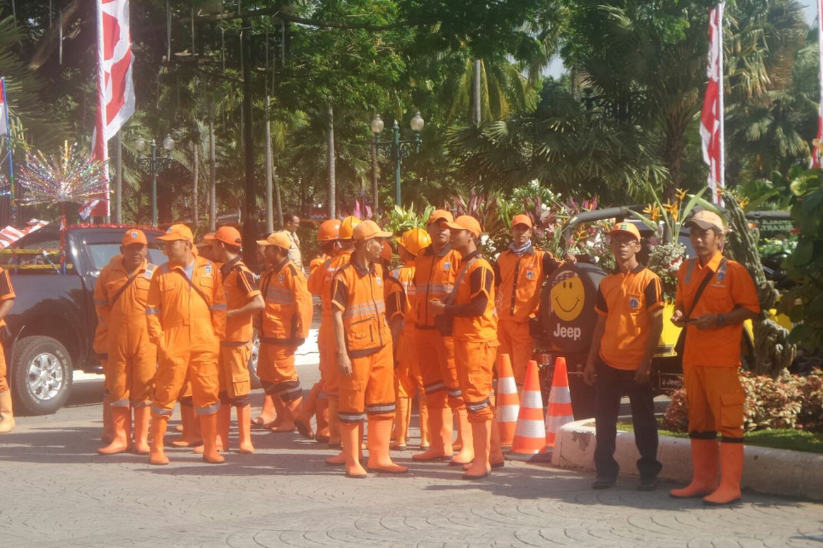 Pasukan oranye dari Jakarta Pusat ikut arak-arakan piala adipura ke Balai Kota DKI Jakarta, Kamis (3/8/2017). 