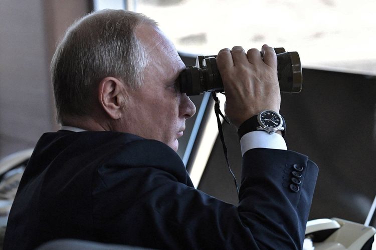 Presiden Rusia Vladimir Putinmengamati latihan militer Vostok-2018 di Tsugol tidak jauh dari perbatasan China dan Mongolia pada 13 September 2018. (Photo by Alexey NIKOLSKY / SPUTNIK / AFP)