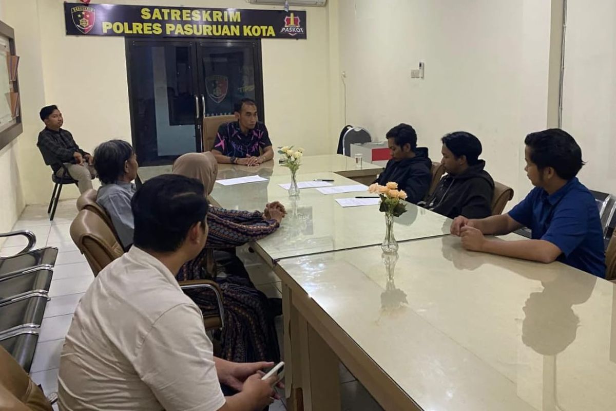 Dua pemuda pembuat coretan provokasi 'Police Killed People' menyatakan permintaan maaf di ruang Satreskrim Polres Pasuruan Kota, Jum'at (12/09/2025). 