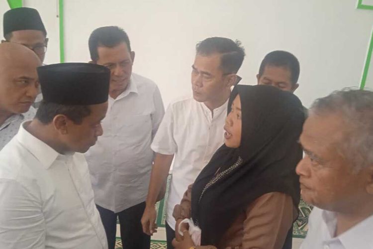 Menteri Investasi dan BKPM RI, Bahlil Lahadalia saat berdialog dengan masyarakat Pasir Panjang di Tanjung Banun, Pulau Rempang, Galang, Batam, kepulauan Riau.