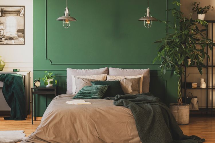 Ilustrasi kamar tidur dengan cat dinding hijau. 