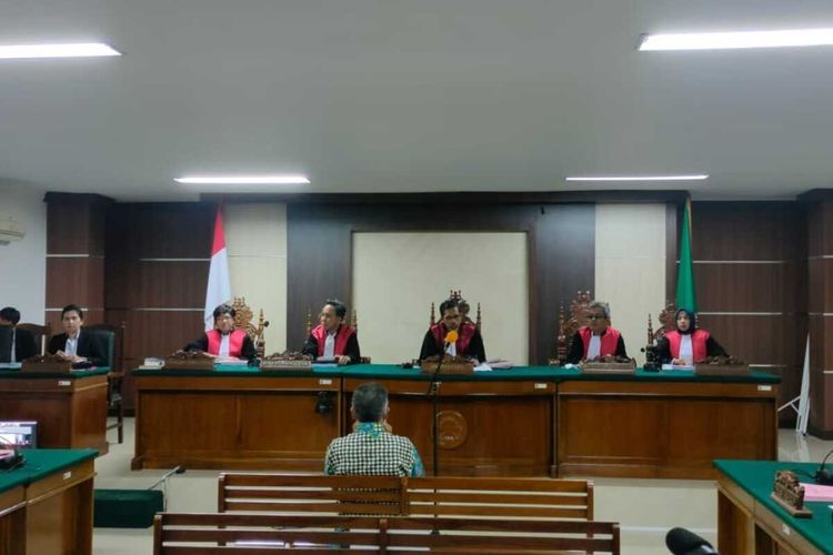 Jaksa Penuntut Umum (JPU) Kejaksaan Agung (Kejagung) membacakan dakwaan kepada perwira penghubung Komando Distrik Militer (Dandim) 1705/Paniai dalam sidang perkara dugaan pelanggaran Hak Asasi Manusia (HAM) Berat Paniai, Papua dengan tuntutan hukuman 10 tahun penjara.