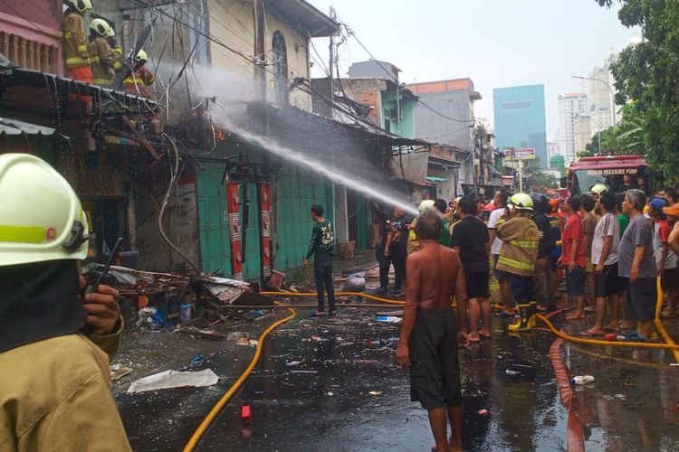 Bangunan rumah di Jalan Blok Jengkol, Utan Panjang, Kemayoran, Jakarta Pusat terbakar akibat korsleting listrik pada Minggu (22/5/2022).