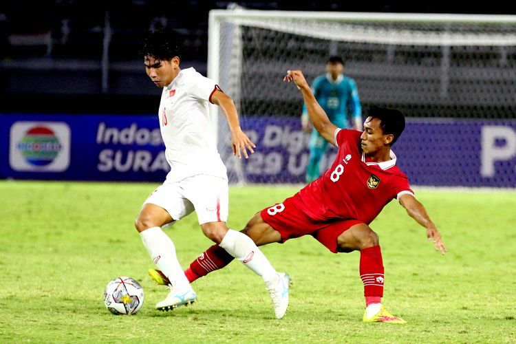 Pemain Timnas Indonesia Arkhan Fikri menjaga ketat pemain Vietnam saat pertandingan Kualifikasi Piala Asia U20 2023 yang berakhir dengan skor 3-2 di Stadion Gelora Bung Tomo Surabaya, Minggu (18/9/2022) malam.