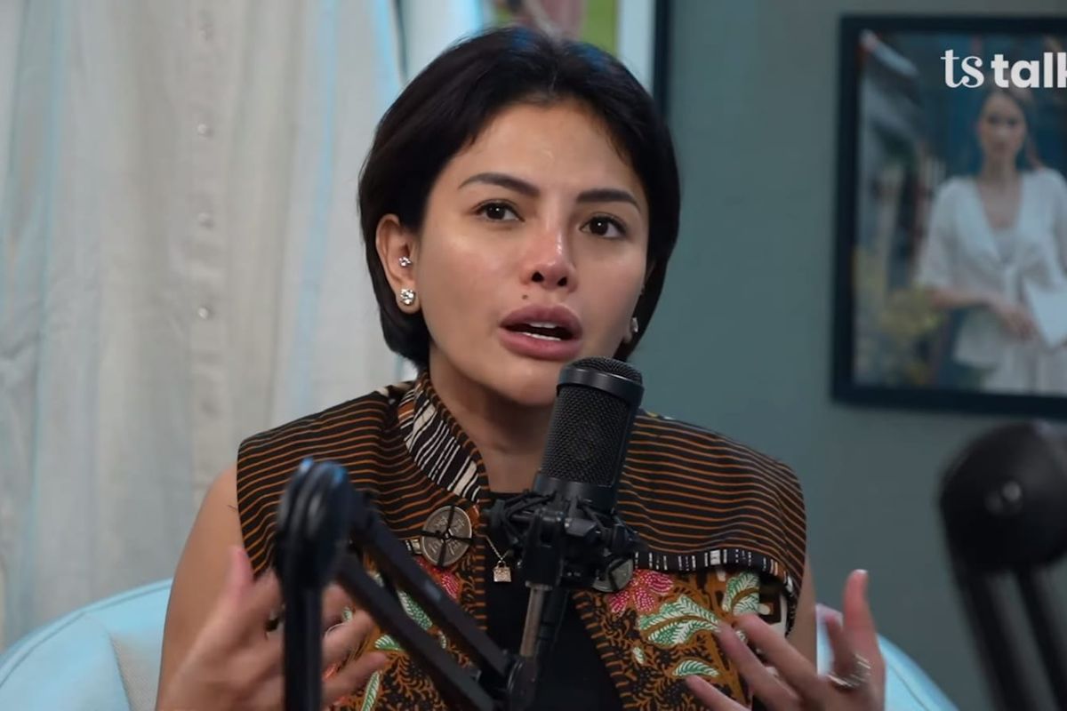 Nikita Mirzani saat menjelaskan kemenangannya tinju dari Dinar Candy dalam kanal YouTube TS Media. 