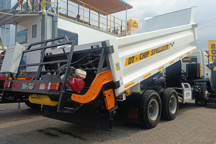 Mercedes-Benz Axor 2528 aplikasi dump truck dengan chip spreader
