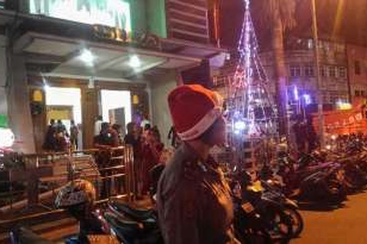 Sejumlah aparat TNI/Porimenggunakan topi canta claus saat  mengamankan malam Natal di AMbon, Sbatu (24/12/2016) 