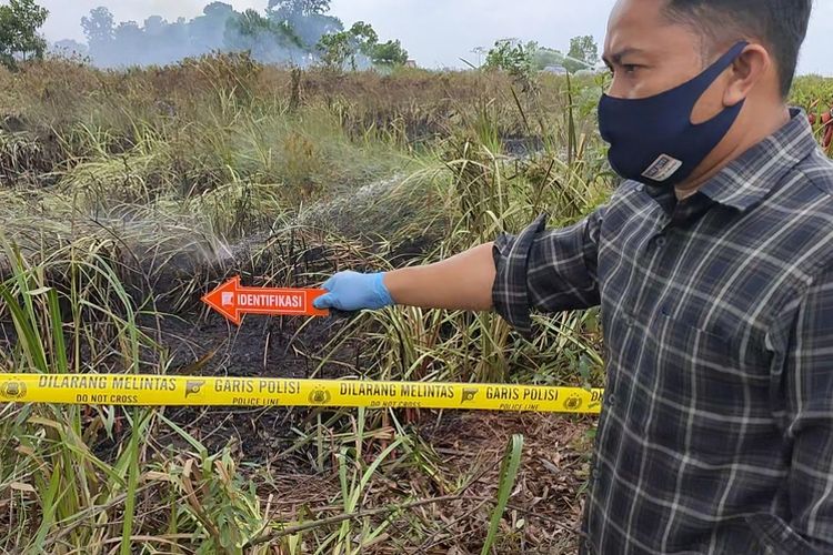 Polisi dari Tim INAFIS Polres Ogan Ilir melakukan identifikasi dan olah TKP di lokasi kejadian kebakaran lahan di Desa Talang Pengeran Ulu Kecamatan Pemulutan Barat Ogan Ilir Sumatera Selatan hari ini Selasa (11/8/2020)