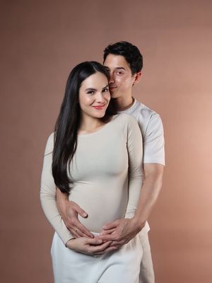 Steffi Zamora umumkan kehamilan pertama lewat Instagram. Ia tampil serasi dengan Nino Fernández dalam potret maternity bernuansa minimalis.