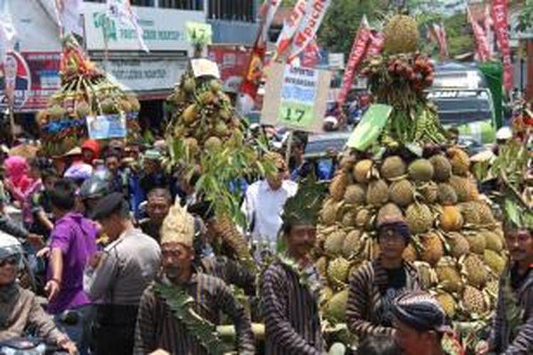 Festival Durian Candimulyo, Kabupaten Magelang, Jawa Tengah, yang digelar 7-9 Maret 2014 lalu. Tahun ini, festival serupa akan digelar 19-21 Maret 2015 di Lapangan Candimulyo.